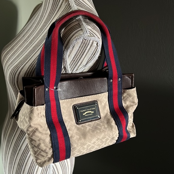 1 hour sale. Tommy Hilfiger, purse, with free red puff keychain - Picture 3 of 12